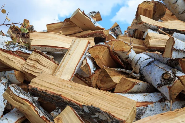 Sekané Bříza dřevo na topení v zimě — Stock fotografie