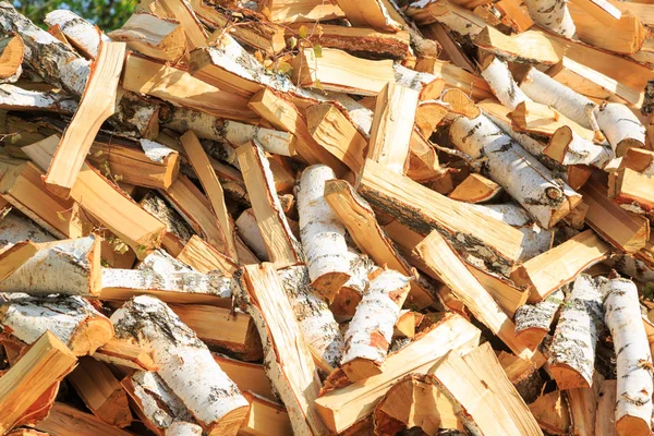 Zázemí palivového dříví - sekané dřevo na komíně. — Stock fotografie