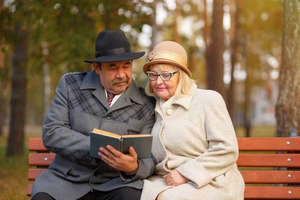 Seniorenpaar liest Buch — Stockfoto