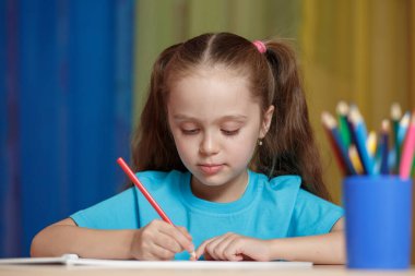 Eğitim kavramı - liseli kızlar