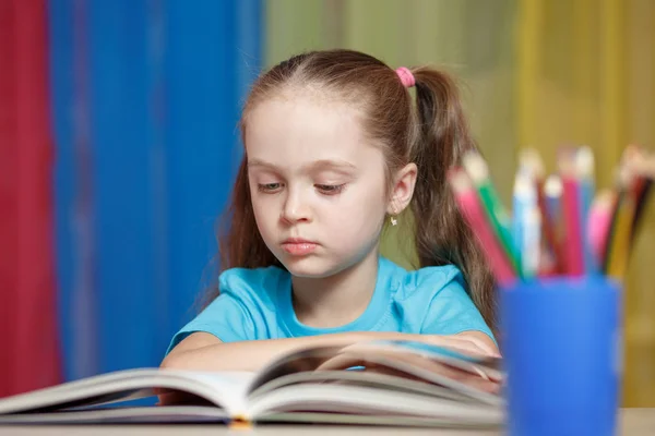 Linda niña estudiando en casa — Foto de Stock