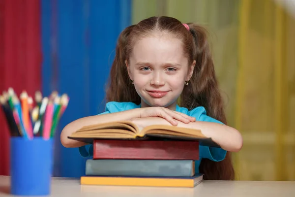 Niña con libros en la escuela —  Fotos de Stock