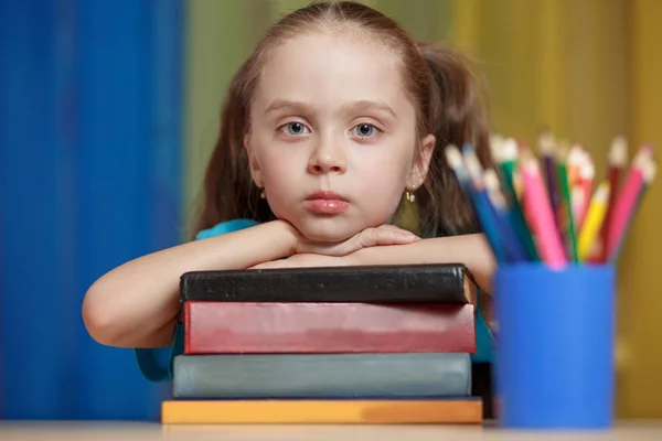 Niña con libros en la escuela —  Fotos de Stock