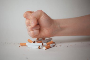 Sigara kırma el mans. Sigarayı.