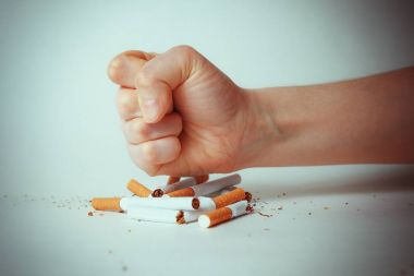 Sigara kırma el mans. Sigarayı.