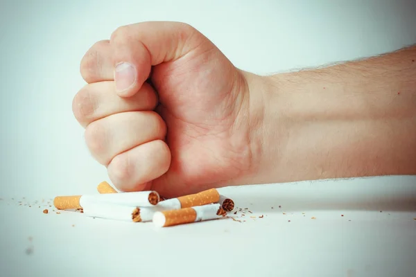 Männer zerquetschen Zigaretten. Raucherentwöhnung. — Stockfoto