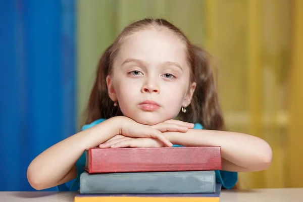 Niña con libros —  Fotos de Stock