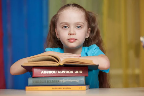 Niña con libros —  Fotos de Stock