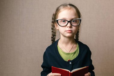 Okula dönüş. Küçük Kız bardaklarda