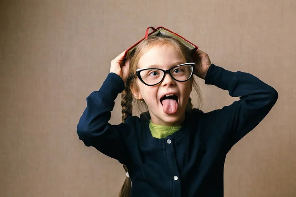 Onun Merkez over bir kitapla küçük kız