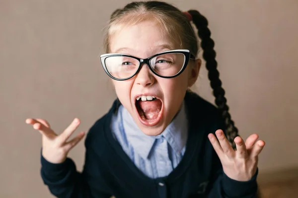 choolgirl bir şoka girmiş. Eğitim kavramı.