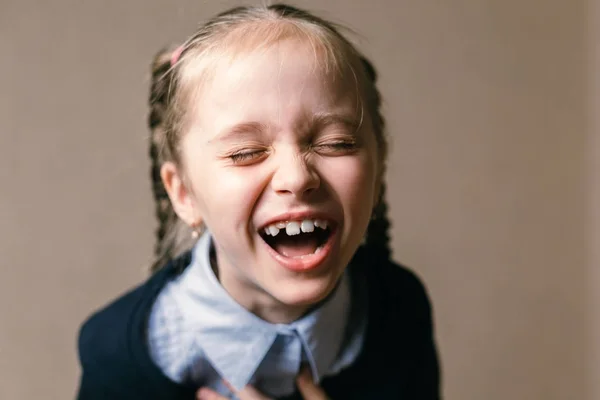 Küçük sevimli bir kızın portresi.