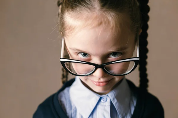 Niña usando gafas —  Fotos de Stock