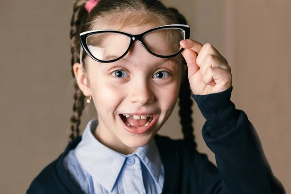 Klein meisje dragen van een bril — Stockfoto