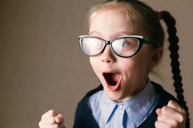 choolgirl bir şoka girmiş. Eğitim kavramı.