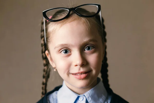 Menina vestindo óculos — Fotografia de Stock