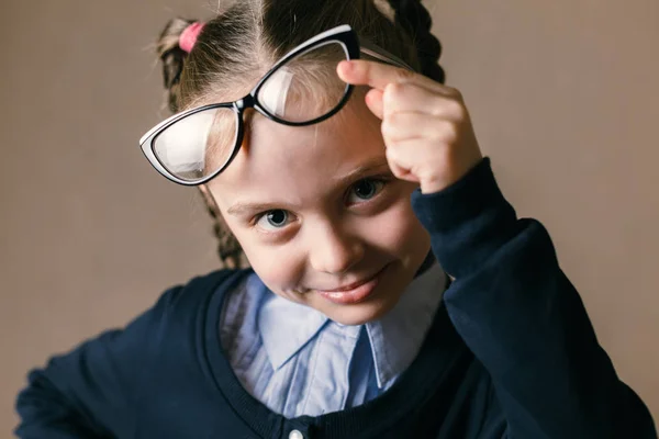 Klein meisje dragen van een bril — Stockfoto