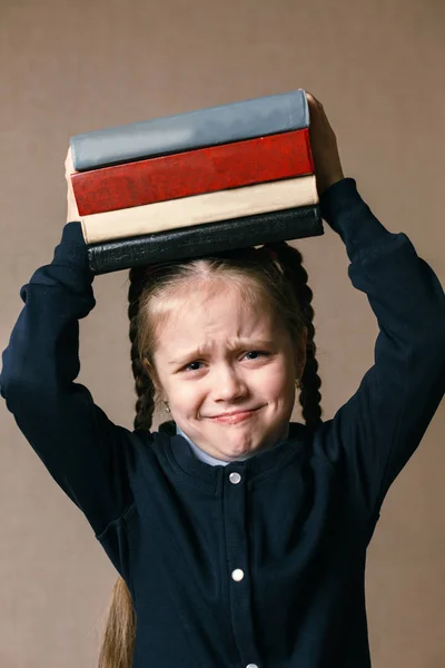 Menina bonito com livros na cabeça — Fotografia de Stock