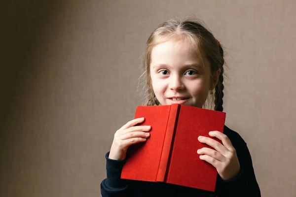 Schattig weinig met boek — Stockfoto