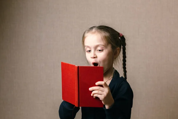 Mignon petit avec livre — Photo