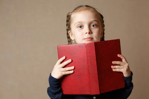 Schattig weinig met boek — Stockfoto