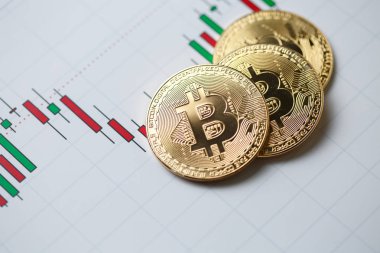 Bitcoin altın madeni para ve grafik arka plan.