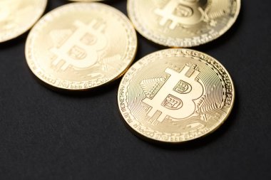 Bitcoin altın madeni para ve grafik arka plan.