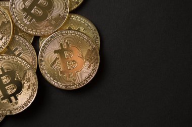 Bitcoin altın madeni para ve grafik arka plan.