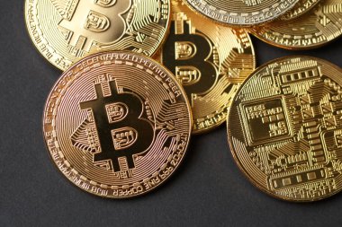 Bitcoin altın madeni para ve grafik arka plan.