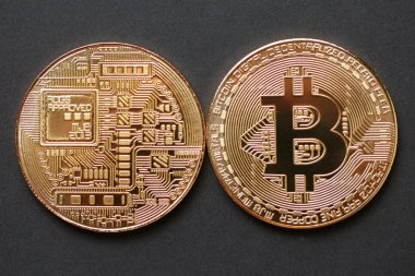 Bitcoin altın sikke koyu arka plan üzerinde.