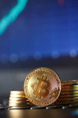 Bitcoin altın madeni para ve grafik arka plan.