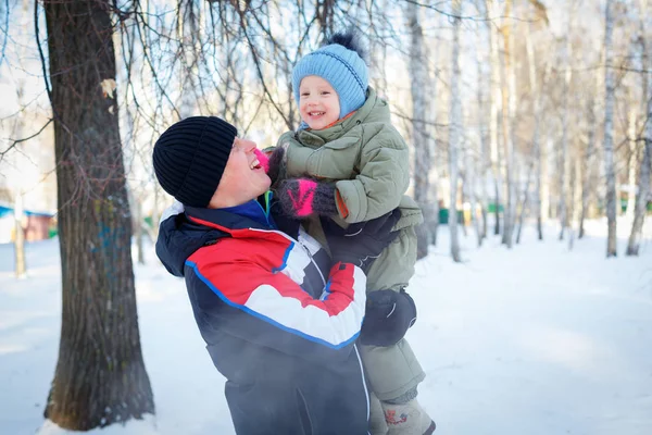 Jeune père et fils dans le paysage d'hiver — Photo