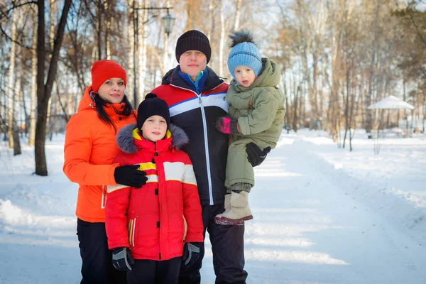 Семья проводит время на свежем воздухе зимой — стоковое фото