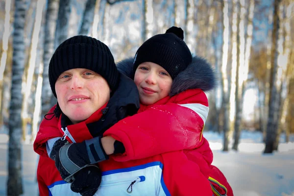 Jeune père et fils dans le paysage d'hiver — Photo