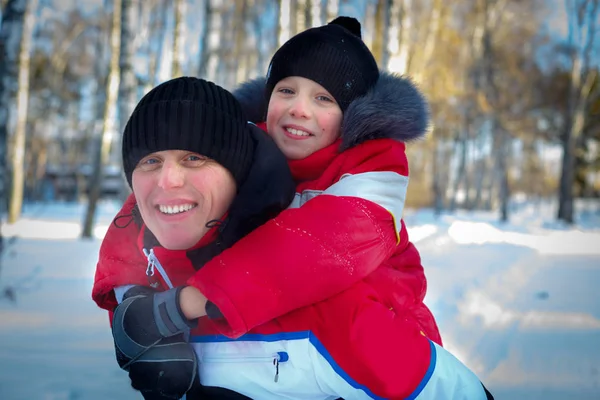 Jeune père et fils dans le paysage d'hiver — Photo