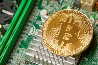 Bilgisayar devre kartında Altın Bitcoin Kripto para birimi. Makro çekim