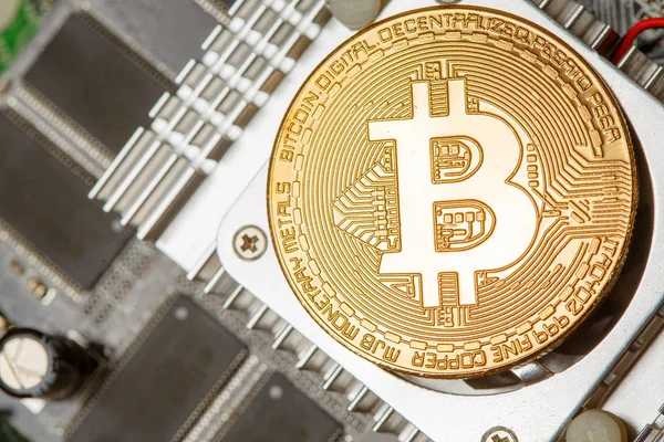 Bitcoin steht auf dem Motherboard — Stockfoto