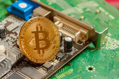 Bilgisayar devre kartında Altın Bitcoin Kripto para birimi. Makro çekim