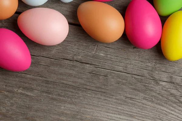 Huevos de Pascua sobre fondo de madera —  Fotos de Stock