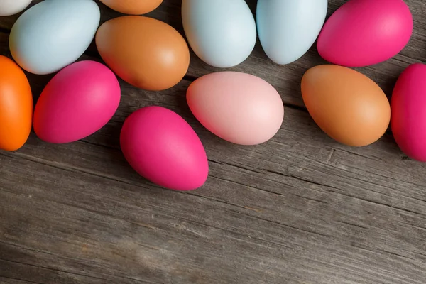 Oeufs de Pâques sur fond en bois — Photo