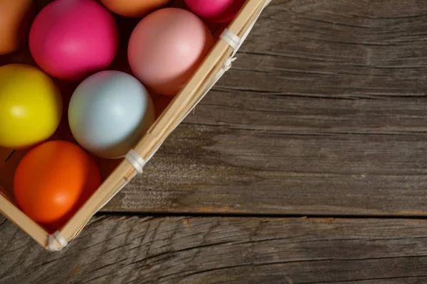 Œuf de Pâques coloré dans le nid sur fond bois avec de l'espace . — Photo