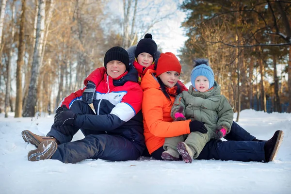 Rodina tráví čas venku v zimě — Stock fotografie