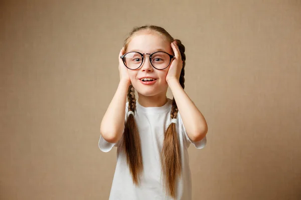 Милая школьница в очках — стоковое фото
