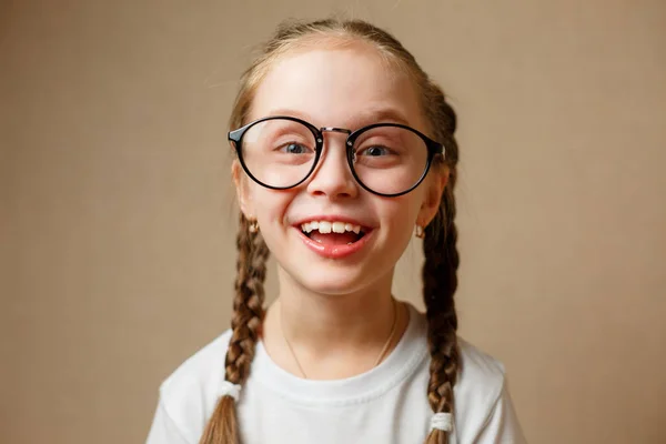 Niña con gafas grandes — Foto de Stock