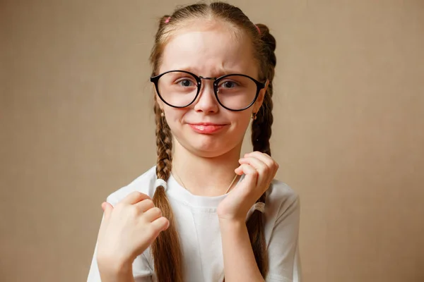 Lille pige med briller i hvid t-shirt - Stock-foto