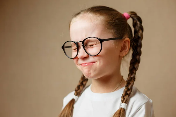 Hermosa niña usando gafas —  Fotos de Stock