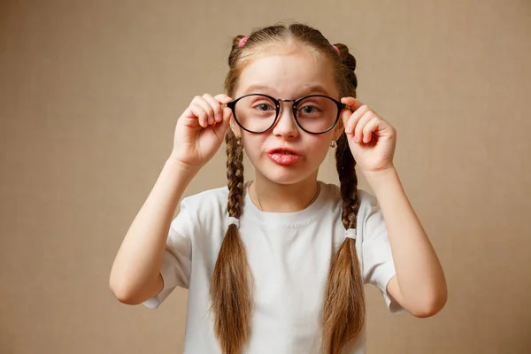 Kislány nagy szemüveg — Stock Fotó