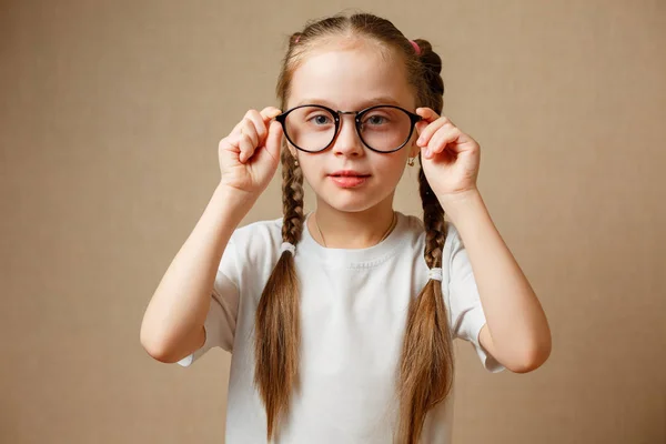 Kislány nagy szemüveg — Stock Fotó