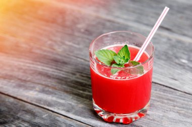 Ahşap arka planda karpuz suyu