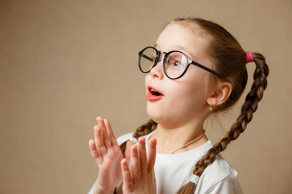 Niña en glases divertirse retrato —  Fotos de Stock